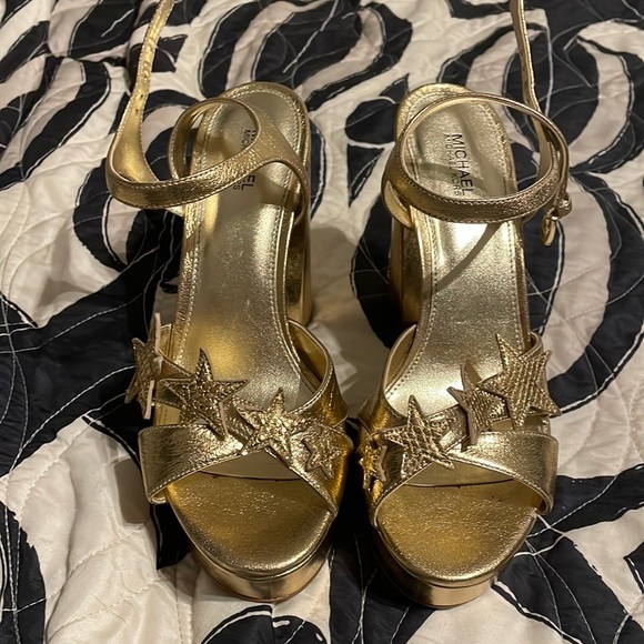 STUNNING Gold Leather Celestial Michael Kors Platforms Size 8 - Picture 1 of 3